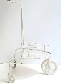 Desserte / Bar roulant en métal perforé laqué blanc dans le goût de Matégot Vintage des années 50