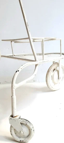 Desserte / Bar roulant en métal perforé laqué blanc dans le goût de Matégot Vintage des années 50