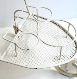 Desserte / Bar roulant en métal perforé laqué blanc dans le goût de Matégot Vintage des années 50