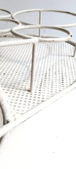 Desserte / Bar roulant en métal perforé laqué blanc dans le goût de Matégot Vintage des années 50