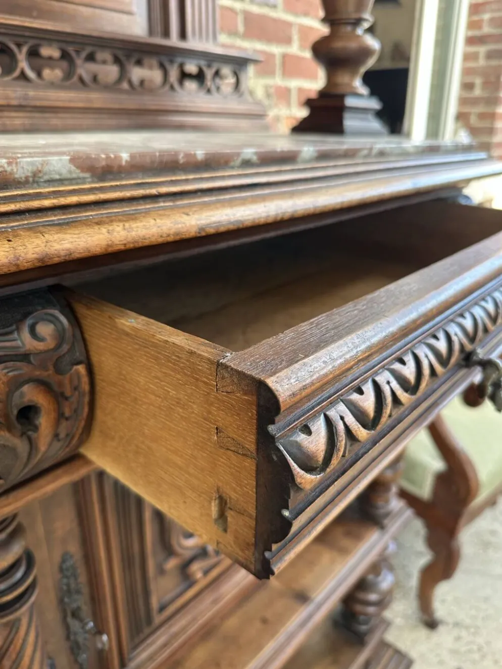 Desserte - Buffet ancien en noyer Henri II XIXeme