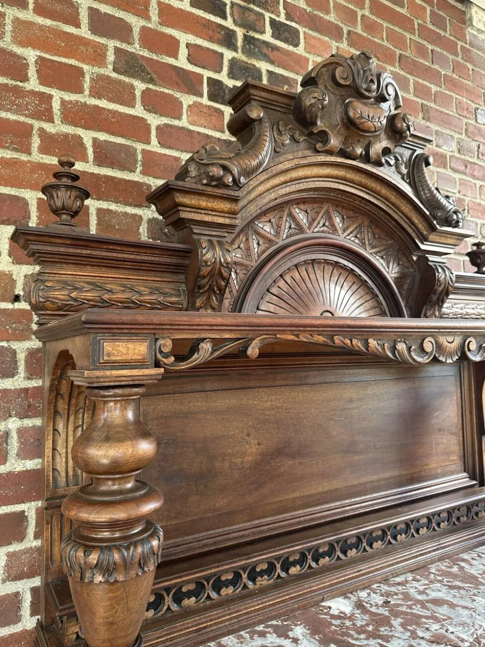 Desserte - Buffet ancien en noyer Henri II XIXeme