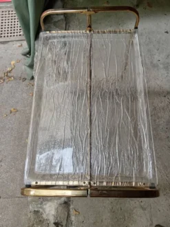 Desserte dorée en plexiglas