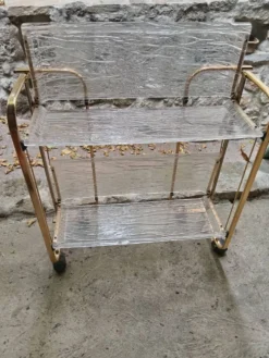 Desserte dorée en plexiglas