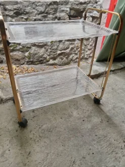 Desserte dorée en plexiglas