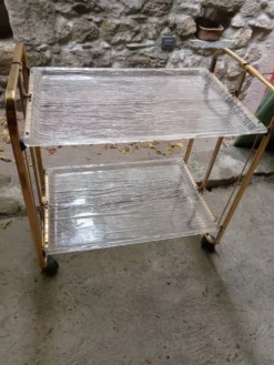 Desserte dorée en plexiglas