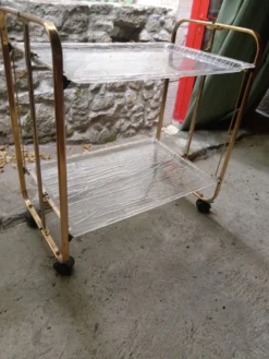 Desserte dorée en plexiglas