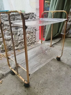 Desserte dorée en plexiglas