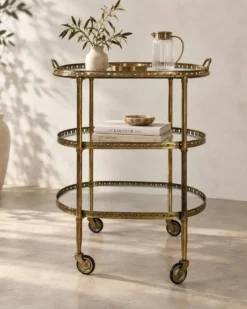 Desserte en laiton sur roulettes