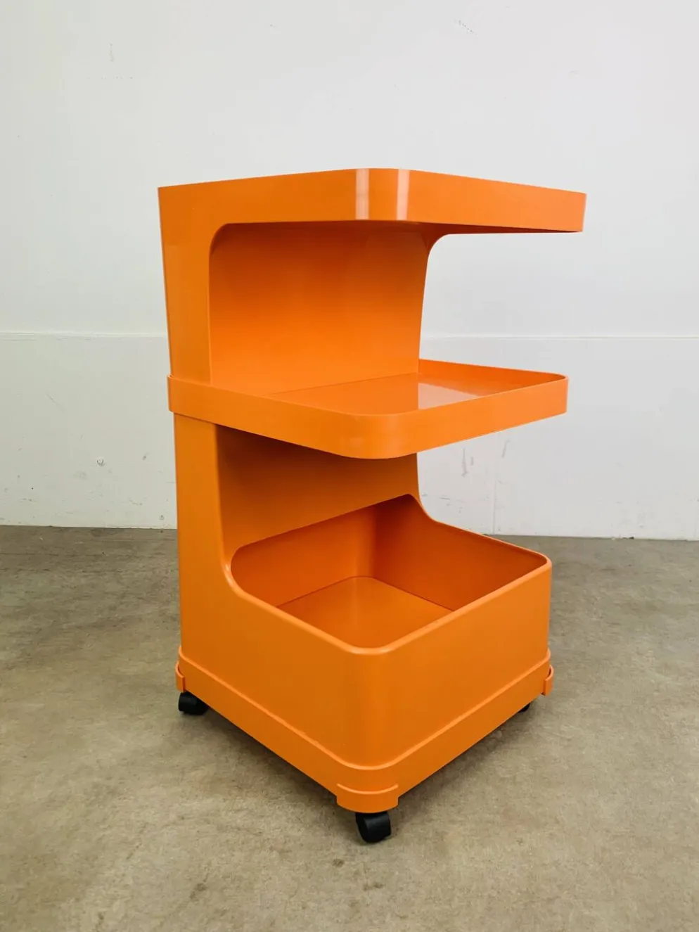 Desserte Flair pour Prisunic en plastique orange, seventies