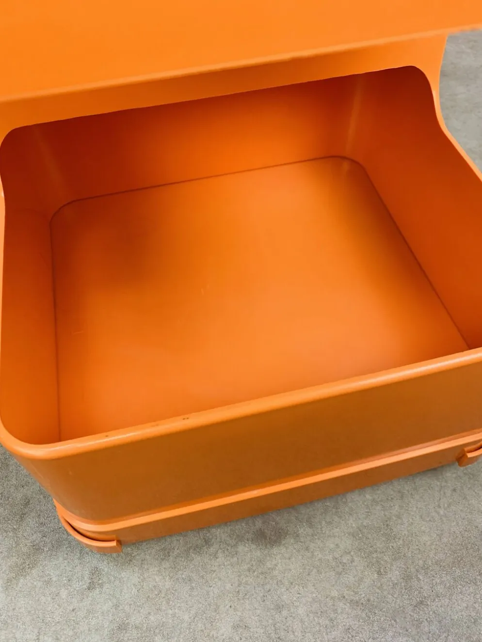 Desserte Flair pour Prisunic en plastique orange, seventies