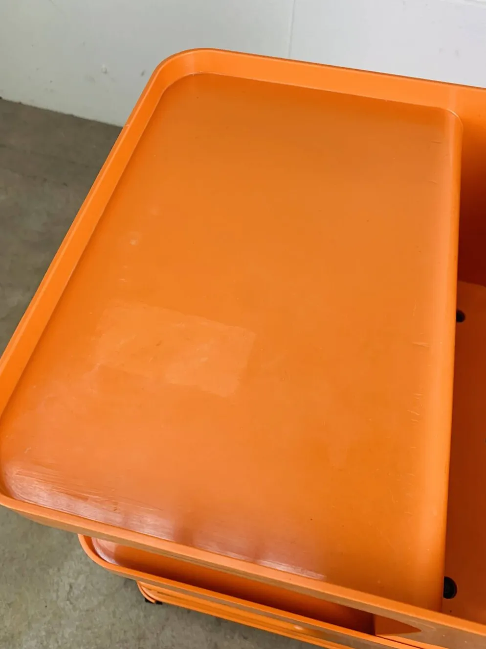 Desserte Flair pour Prisunic en plastique orange, seventies