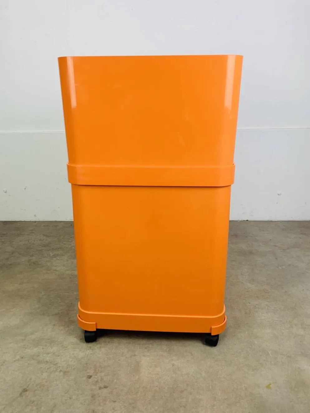 Desserte Flair pour Prisunic en plastique orange, seventies