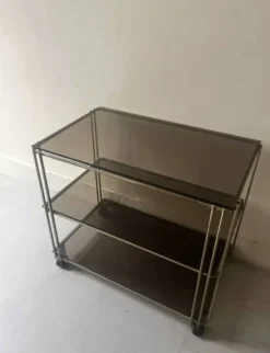 Desserte hifi / TV en verre fumé et laiton, design vers 1970
