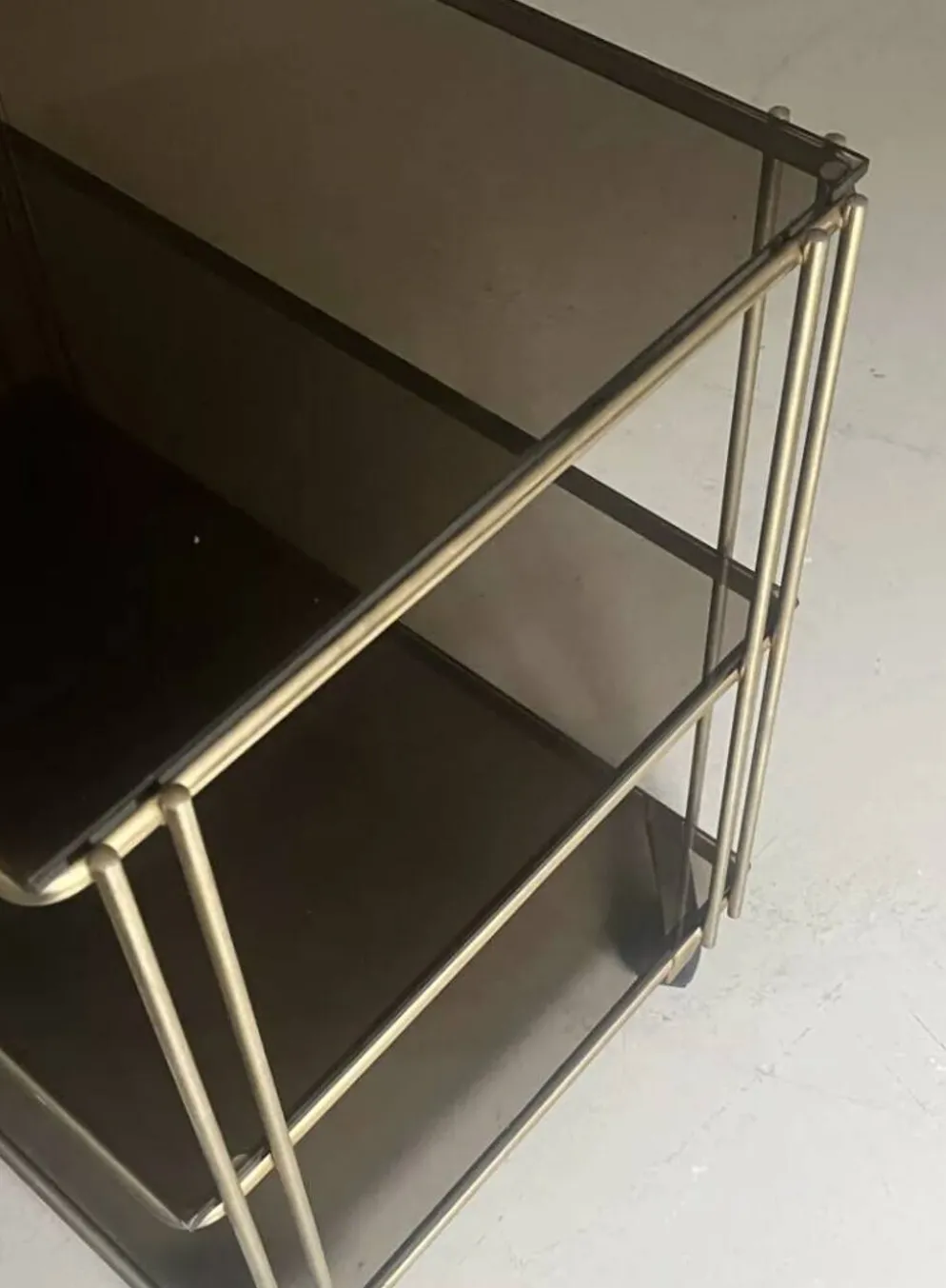 Desserte hifi / TV en verre fumé et laiton, design vers 1970