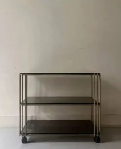 Desserte hifi / TV en verre fumé et laiton, design vers 1970