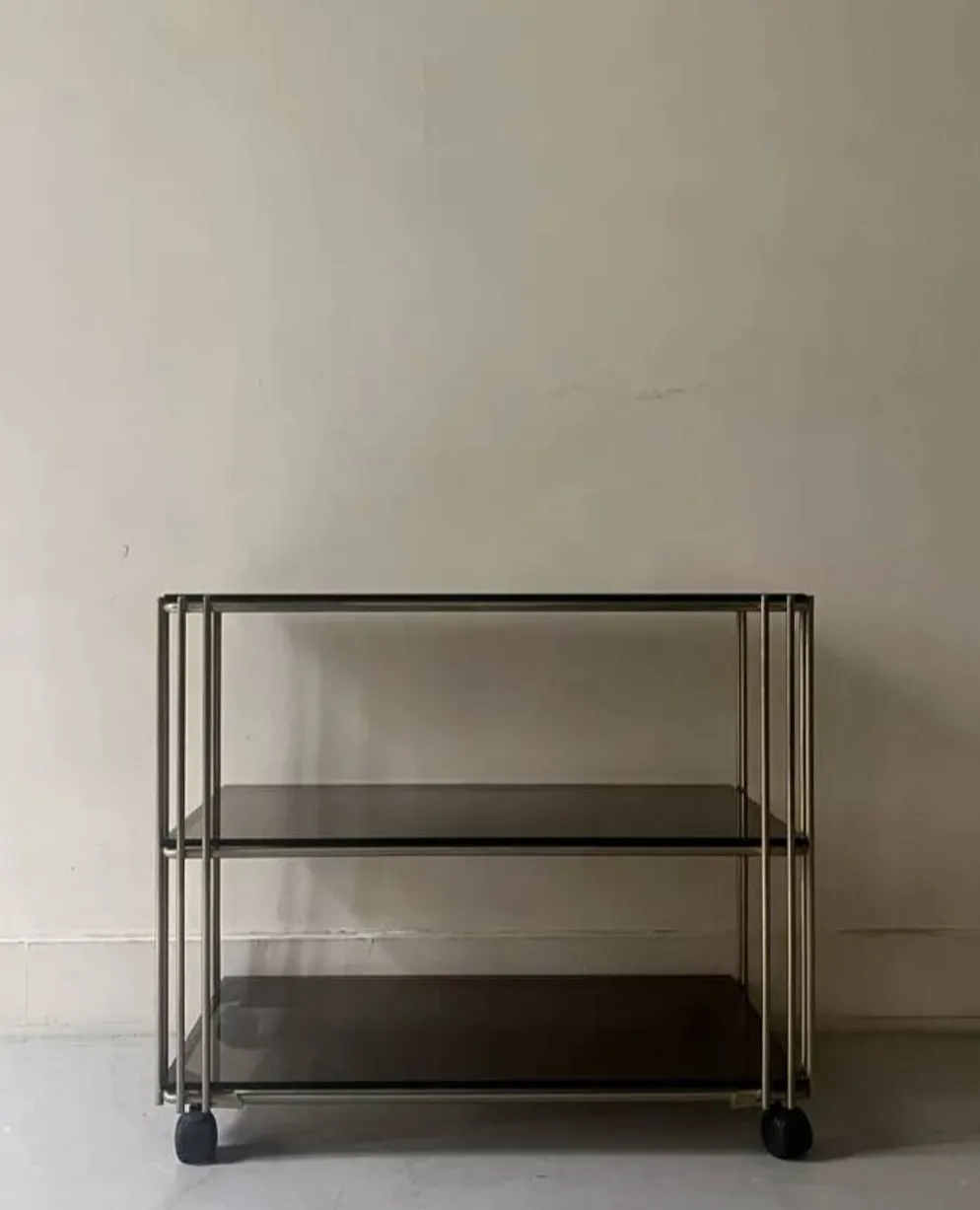 Desserte hifi / TV en verre fumé et laiton, design vers 1970
