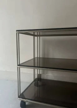 Desserte hifi / TV en verre fumé et laiton, design vers 1970