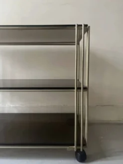 Desserte hifi / TV en verre fumé et laiton, design vers 1970