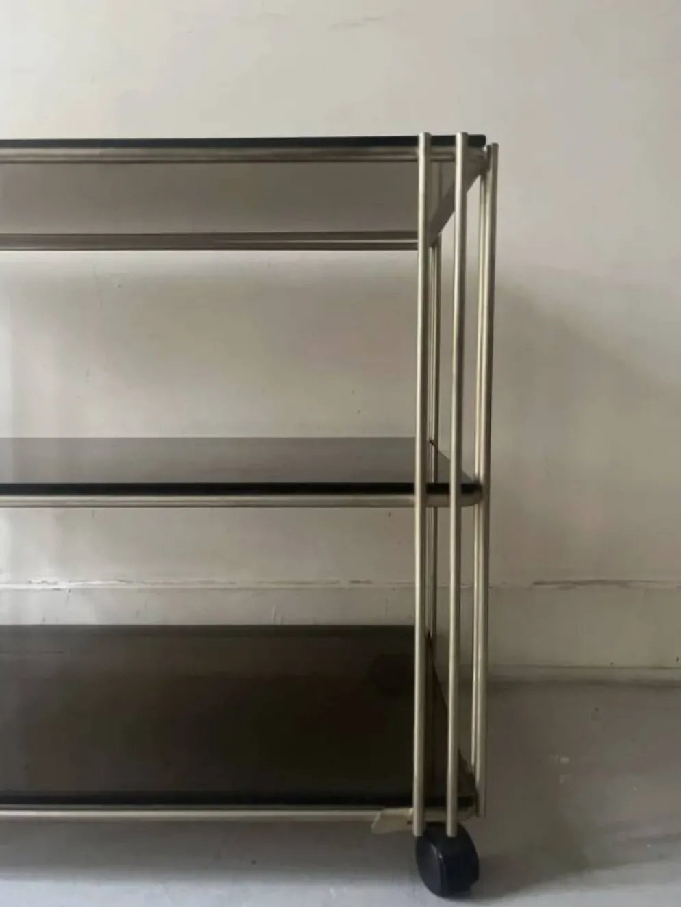 Desserte hifi / TV en verre fumé et laiton, design vers 1970