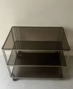 Desserte hifi / TV en verre fumé et laiton, design vers 1970