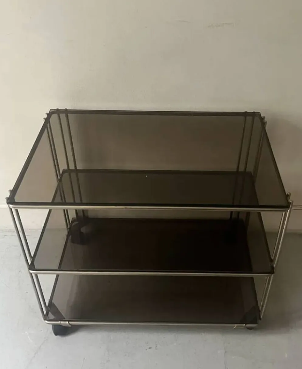Desserte hifi / TV en verre fumé et laiton, design vers 1970