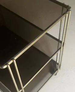 Desserte hifi / TV en verre fumé et laiton, design vers 1970