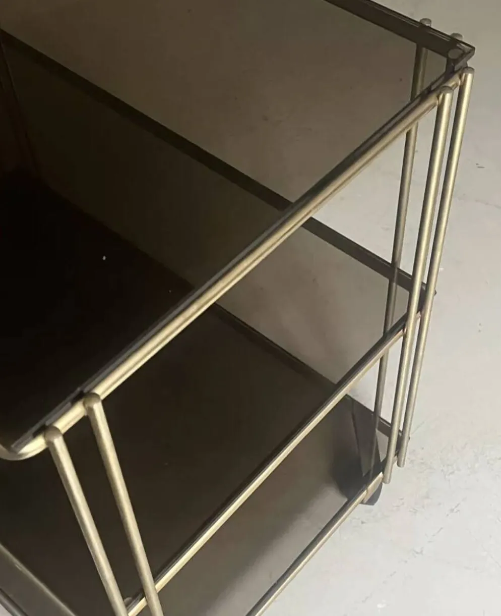 Desserte hifi / TV en verre fumé et laiton, design vers 1970