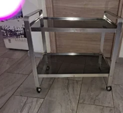 Desserte italienne d’acier et de verre fumé du milieu du siècle