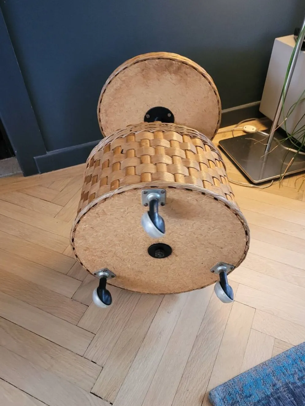 Desserte ronde en rotin et bois