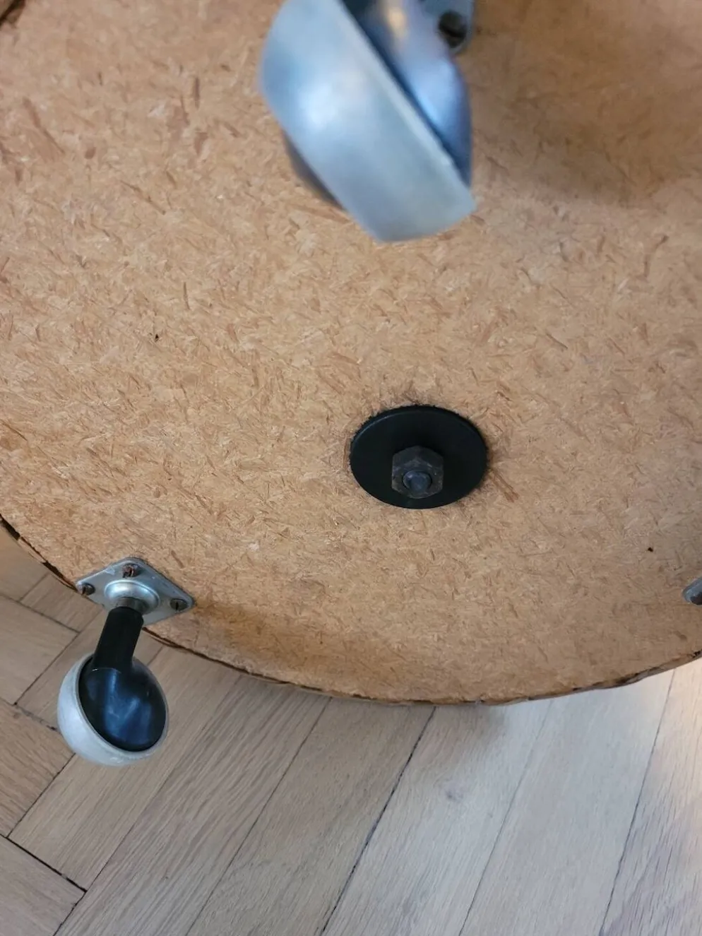 Desserte ronde en rotin et bois