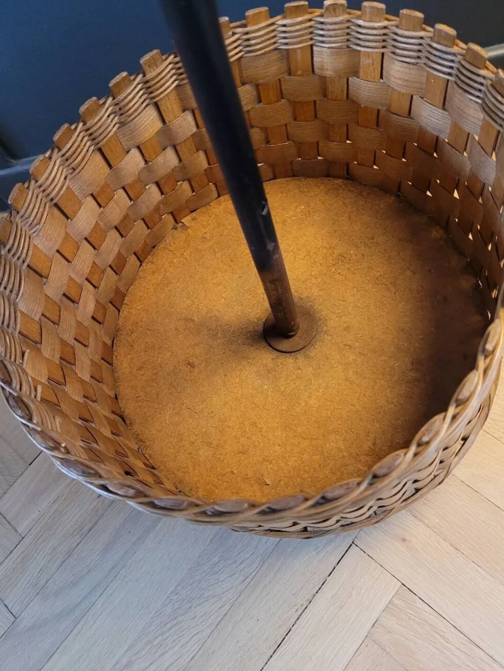 Desserte ronde en rotin et bois