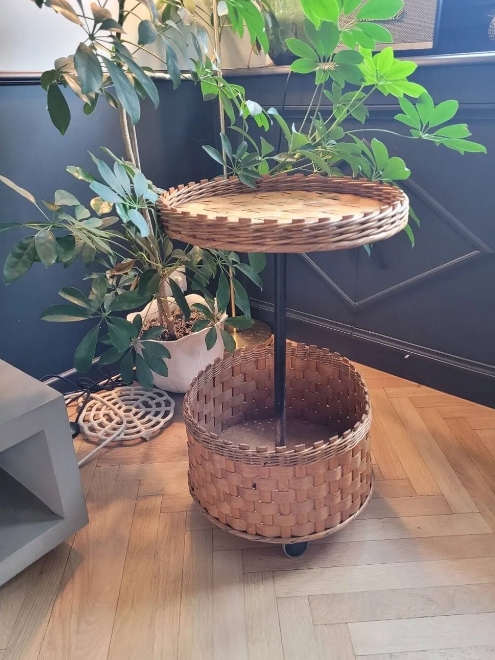 Desserte ronde en rotin et bois