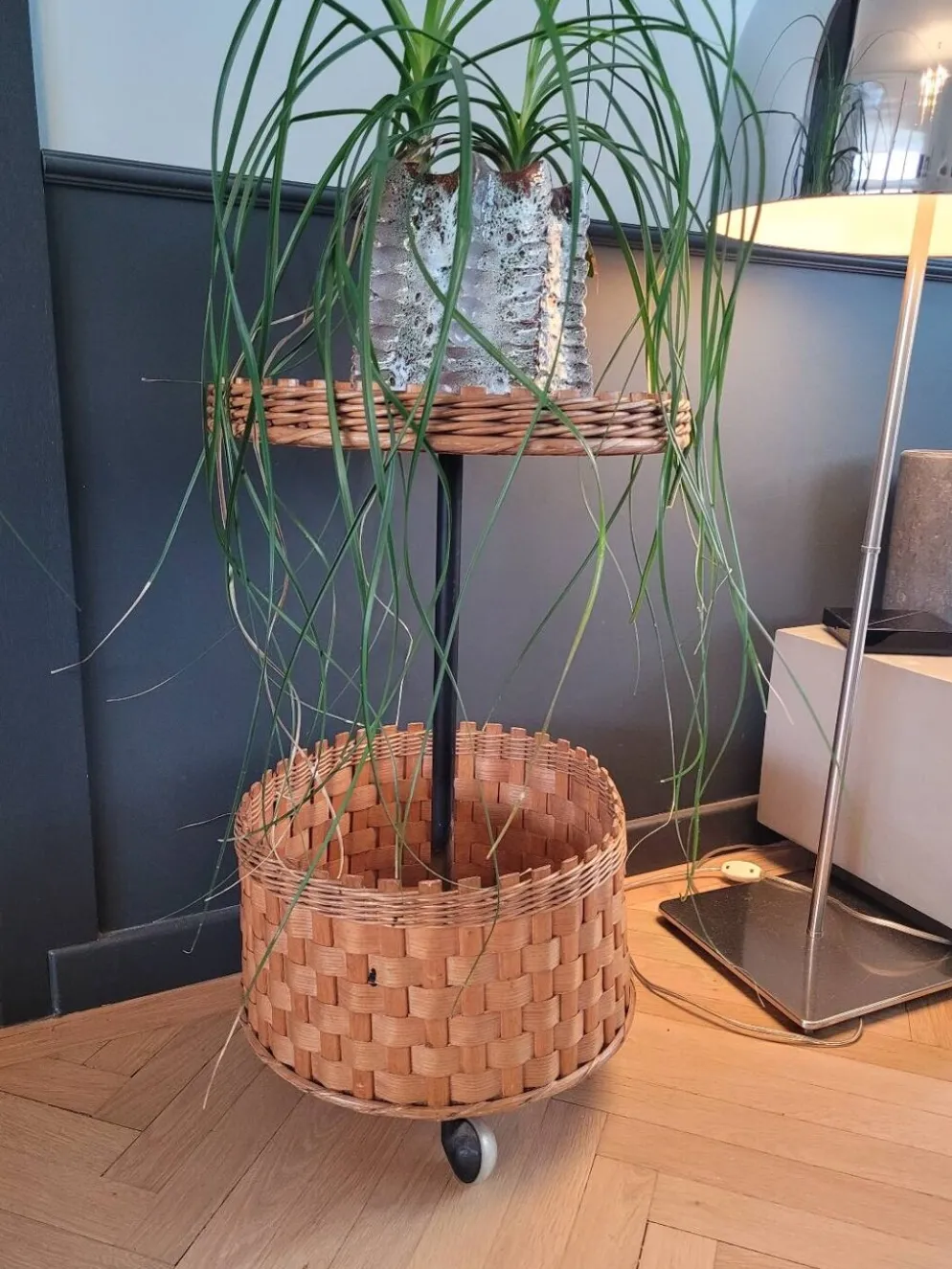 Desserte ronde en rotin et bois