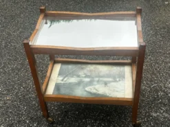Desserte roulante ancienne en bois, miroir et décor sous verre – année