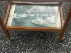 Desserte roulante ancienne en bois, miroir et décor sous verre – année