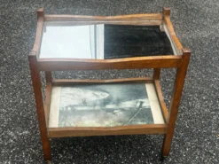 Desserte roulante ancienne en bois, miroir et décor sous verre – année