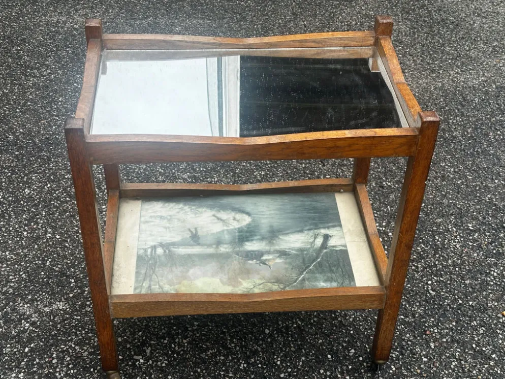 Desserte roulante ancienne en bois, miroir et décor sous verre – année