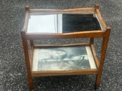Desserte roulante ancienne en bois, miroir et décor sous verre – année