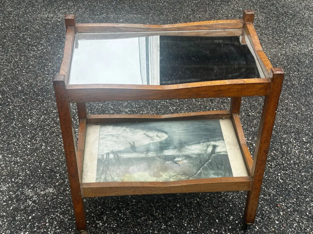 Desserte roulante ancienne en bois, miroir et décor sous verre – année