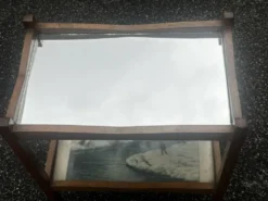Desserte roulante ancienne en bois, miroir et décor sous verre – année
