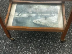 Desserte roulante ancienne en bois, miroir et décor sous verre – année