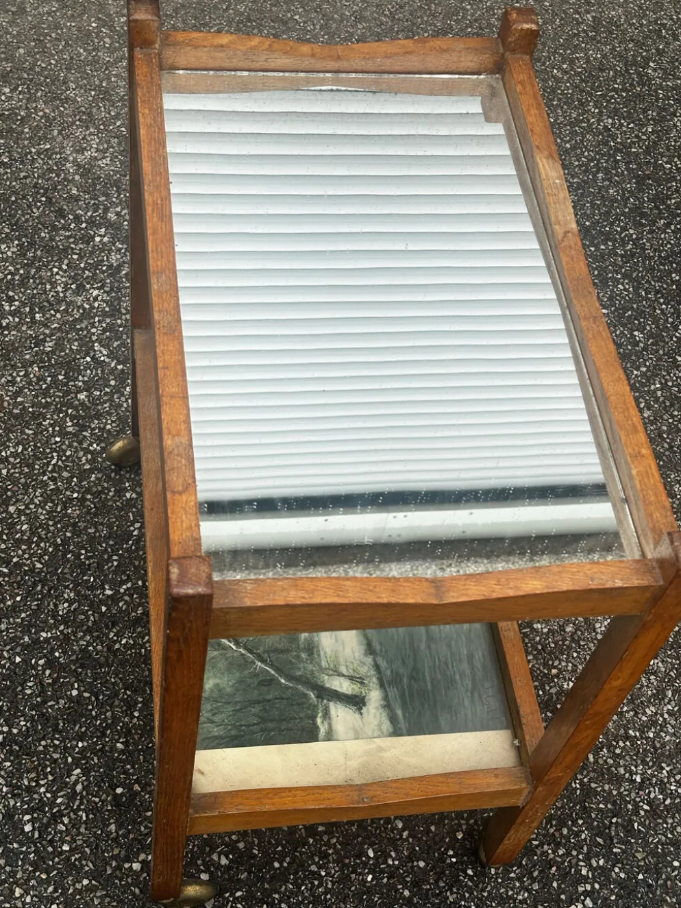 Desserte roulante ancienne en bois, miroir et décor sous verre – année