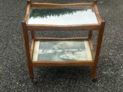 Desserte roulante ancienne en bois, miroir et décor sous verre – année