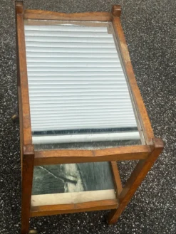 Desserte roulante ancienne en bois, miroir et décor sous verre – année