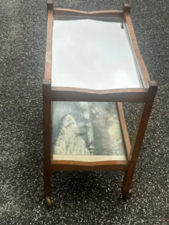 Desserte roulante ancienne en bois, miroir et décor sous verre – année