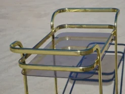 Desserte roulante en métal doré et verre