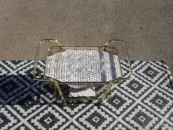Desserte roulante en métal doré et verre