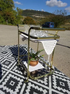Desserte roulante en métal doré et verre