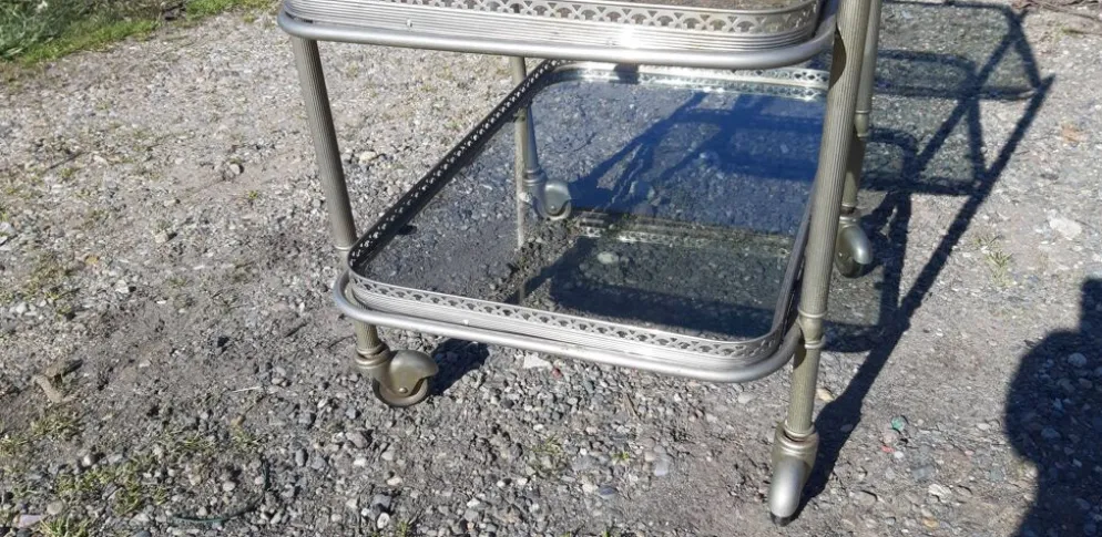 Desserte roulante métal argenté et verre bleuté